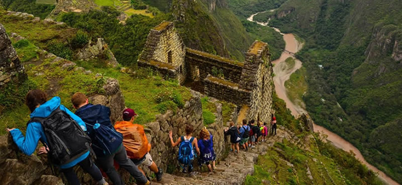 Recomendaciones Antes de realizar el Camino Inca, es recomendable aclimatarse previamente (1 ó 2 días) a la ciudad del Cusco. El recorrido por los antiguos senderos incas atraviesa altitudes de hasta 4,200 m.s.n.m. El Camino Inca está permitido a personas de todas las edades. El Huayna Picchu, solo a mayores de 12 años. Tanto para el Camino Inca como para el Huayna Picchu se recomienda llevar bloqueador solar, agua en cantimplora, calzado adecuado para el senderismo, repelente contra mosquitos, ropa ligera durante el día y snacks. No se necesita ser un experto montañista para realizar el Camino Inca y el ascenso al Waynapicchu. El único requisito es el deseo de querer llegar a la meta. El Camino Inca y el Huayna Picchu tienen señalizaciones que resguardan la vida del turista. Es necesario seguir las señales y no buscar camino por propia cuenta. Otras alternativas aventureras Camino Inca de 2 días: Una alternativa para las personas a las cuales 4 días de caminatas parece demasiado. Esta versión corta del Camino Inca no empieza el recorrido en el kilómetro 104 de la vía que lleva al pueblo de Aguas Calientes y solo dura 2 días y 1 noche. Caminata por Salkantay: Una alternativa de aventura para las personas que no consiguieron el boleto de ingreso al Camino Inca. Este recorrido atraviesa las faldas del imponente nevado de Salkantay a 6,710 m.s.n.m. para luego descender hasta Machu Picchu por el pueblo de Aguas Calientes. Dura 5 días y 4 noches. Caminata a la montaña Machu Picchu: Una alternativa para las personas que no consiguieron el boleto de ingreso al Huayna Picchu. Se trata de una caminata en ascenso hasta la cima de la Montaña Machu Picchu ubicada dentro de la Maravilla del Mundo. La vista desde la cima es igual de espectacular que desde el punto más alto del Waynapicchu.